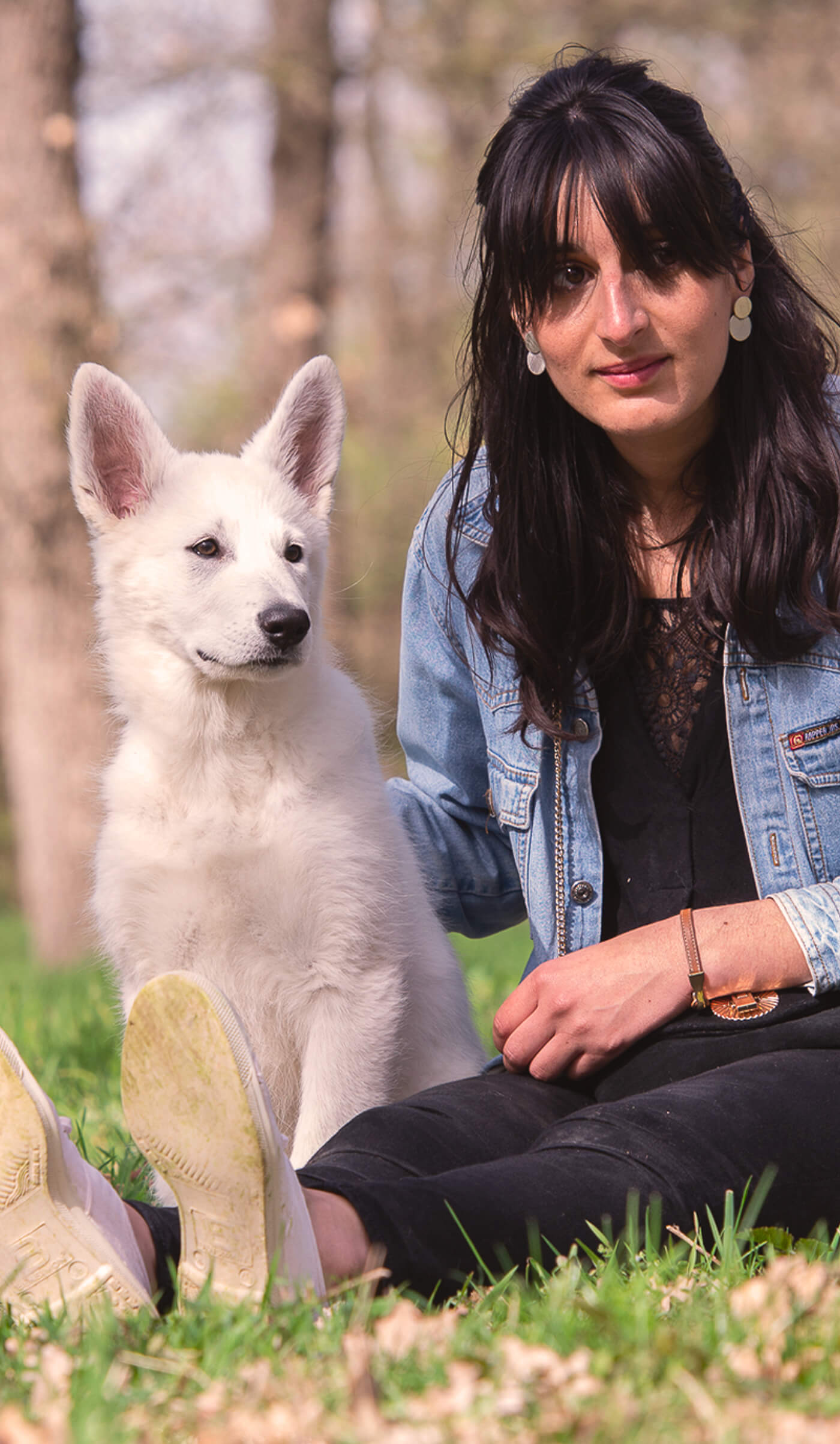 La propriétaire et son chien assis dans l’herbe