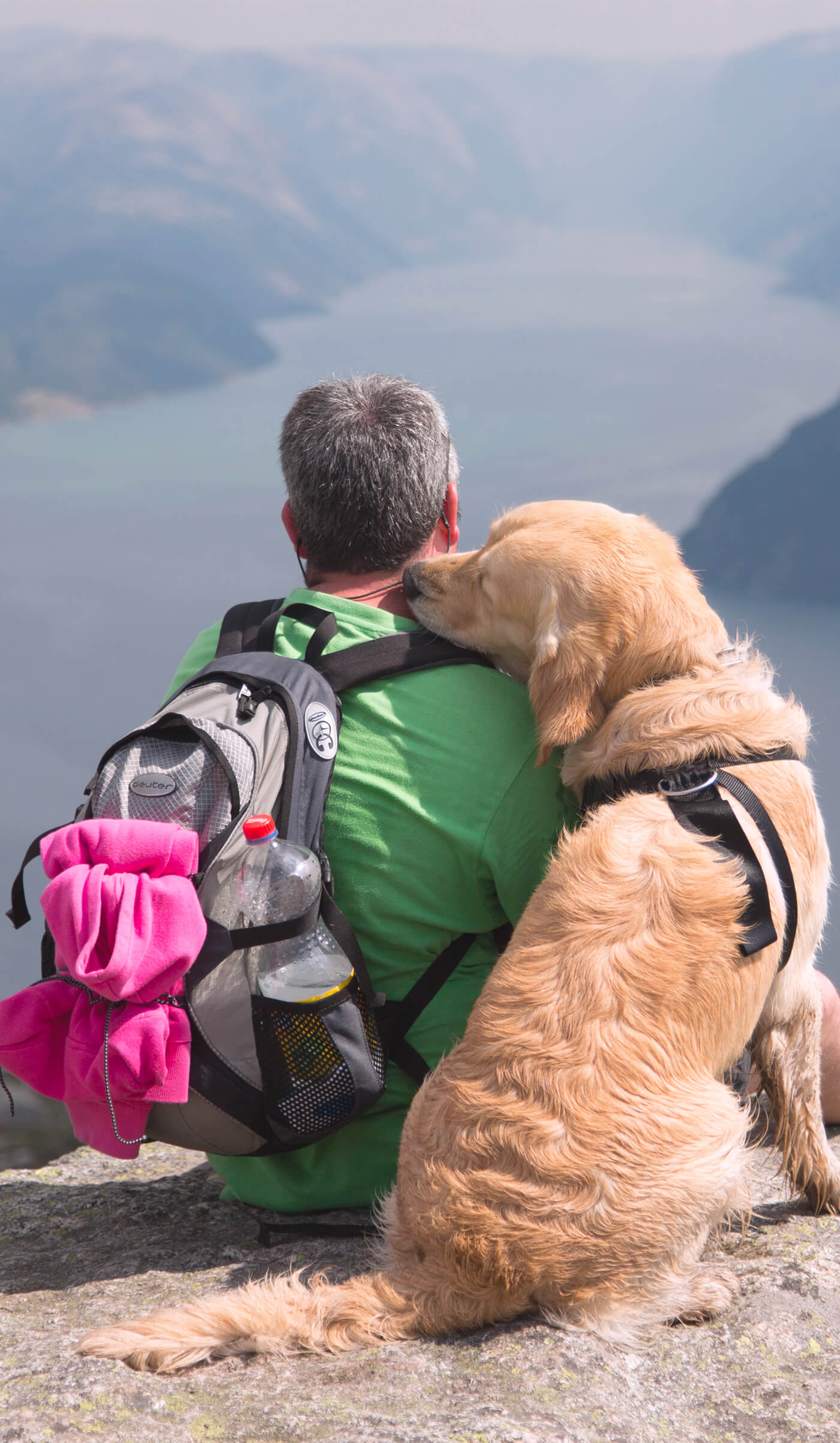 Chien et son maître sur une falaise en pleine nature