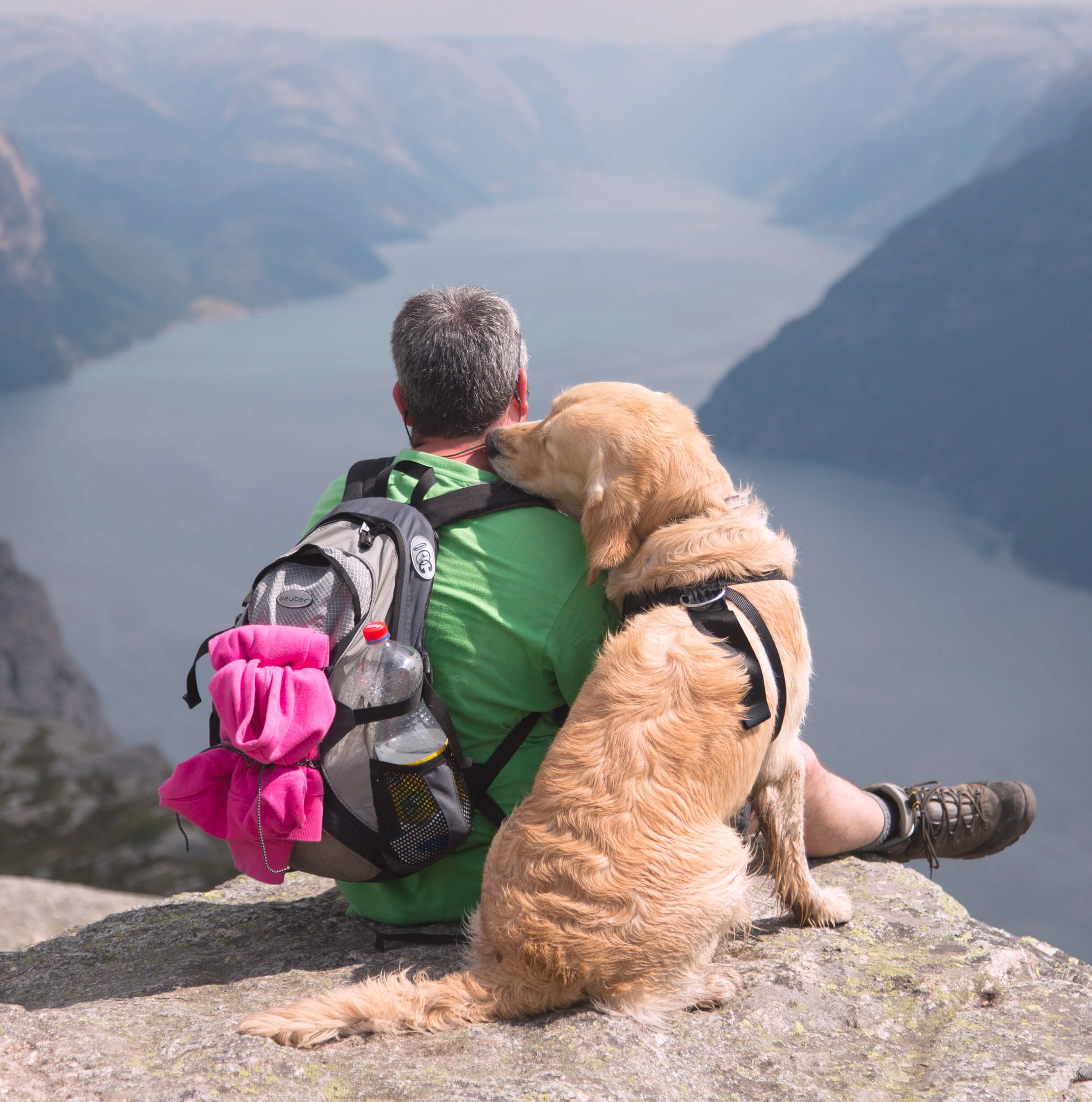 Chien et son maître sur une falaise en pleine nature